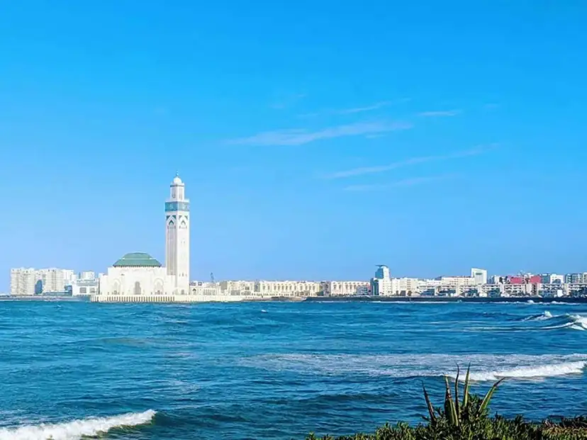 Meczet Hassana II w Casablance nad oceanem, z widokiem na miasto.