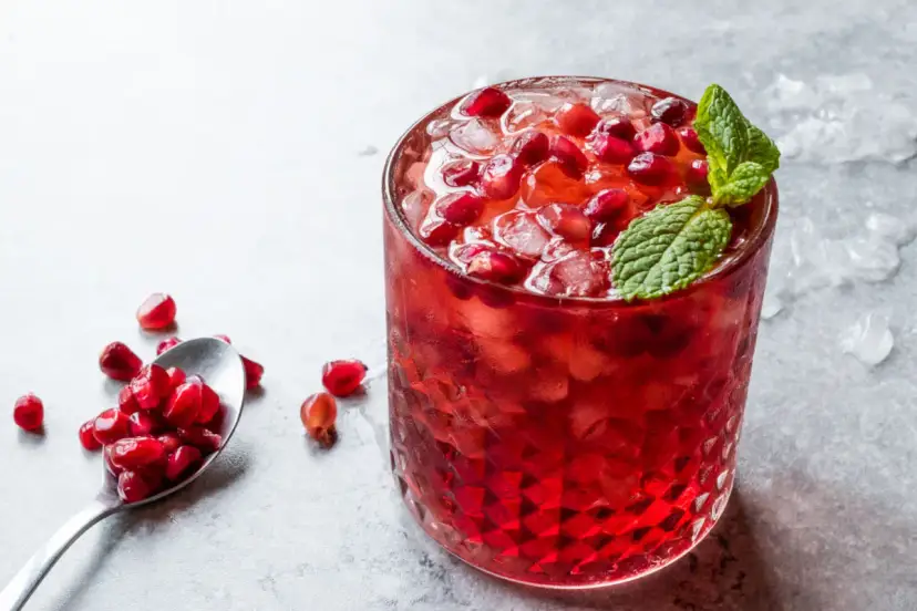 Prosty przepis na drink z grenadiną i sokiem pomarańczowym, który zachwyci