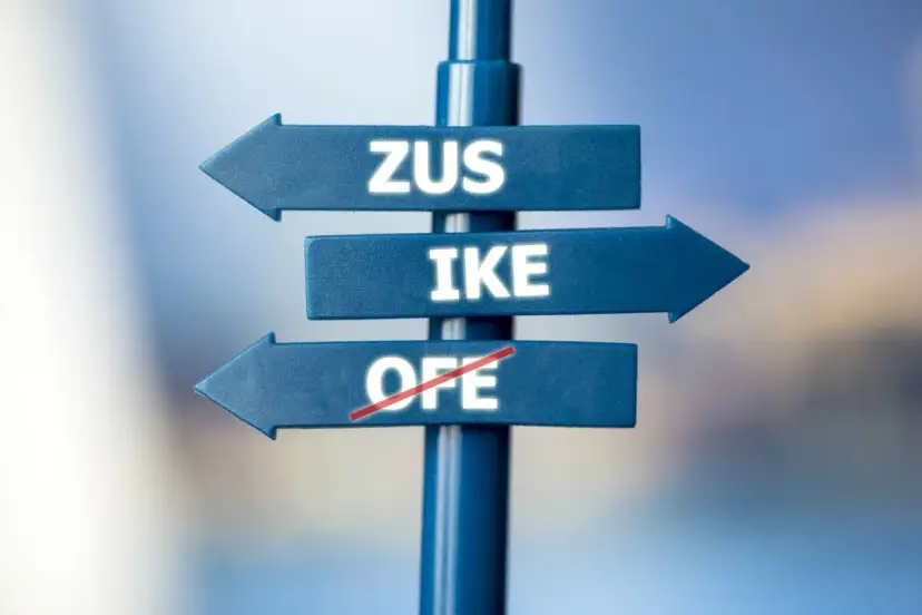 Znak drogowy z napisami ZUS, IKE i przekreślonym OFE. Czy można wypłacić pieniądze z IKE przed emeryturą?