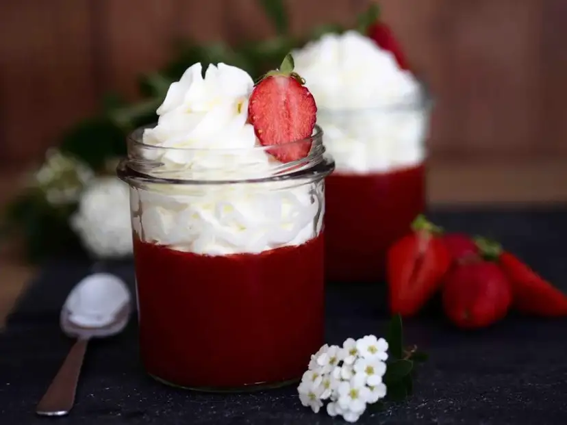 Ile chłodzić śmietanę w zamrażarce? Sekret idealnej bitej śmietany