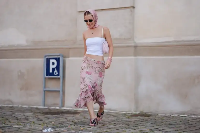 Pudrowy róż jest modny - poznaj najnowsze trendy i stylizacje