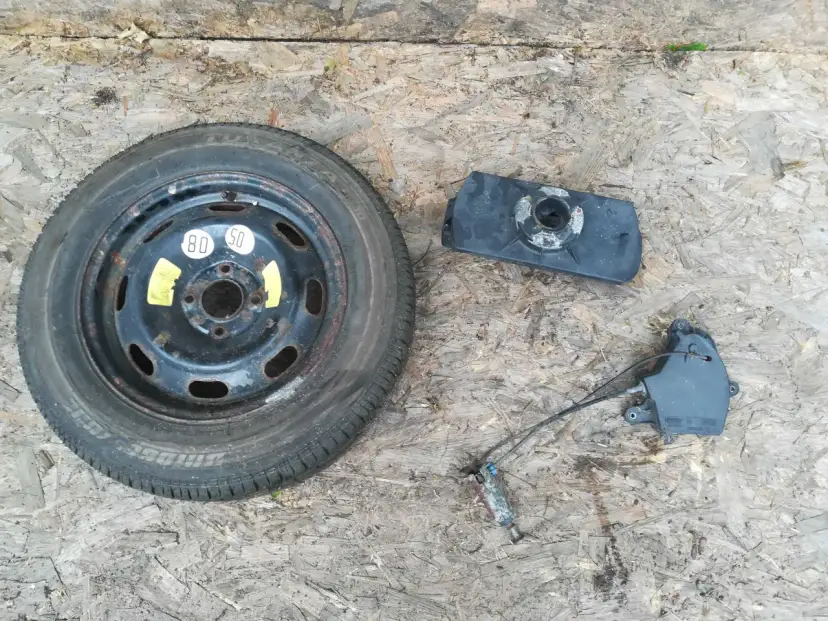 Koło zapasowe Peugeot 307 SW, mechanizm podnośnika i osłona. Dowiedz się, jak wyjąć koło zapasowe.