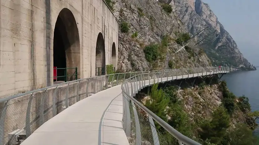 Najlepsze trasy rowerowe w Limone sul Garda – piękne widoki i emocje