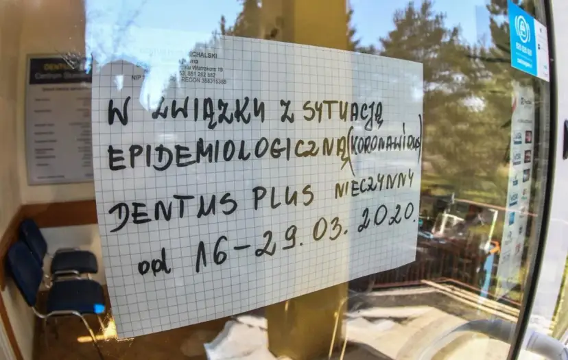 Kartka na szybie z napisem "Dentus Plus nieczynny od 16-29.03.2020" z powodu sytuacji epidemiologicznej.
