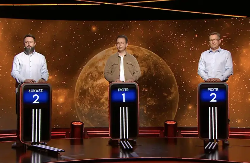 Trzech mężczyzn, Łukasz i dwaj Piotrowie, stoi przy swoich podium. Jeden z dziesięciu, kiedy finał.