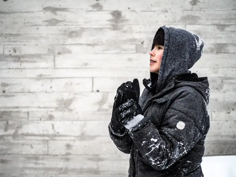 Za duża kurtka? Zmniejsz ją! Domowe metody i krawiec