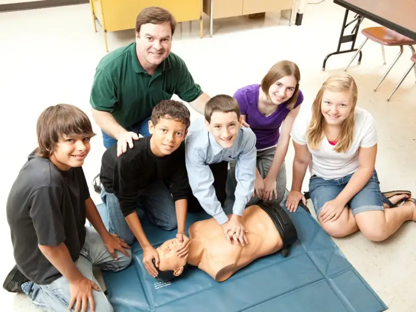 Masaż serca ile uciśnięć: Kluczowe zasady ratujące życie w CPR