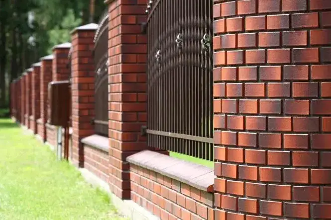 Jaką zaprawę do klinkieru na ogrodzenie wybrać, aby uniknąć problemów?