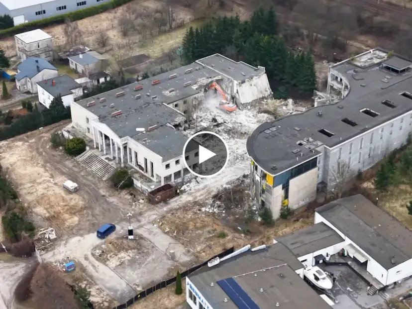 Ruiny hotelu Murat w Redzie, gdzie trwa rozbiórka. Maszyna budowlana niszczy budynek, odpowiadając na pytanie, dlaczego upadł hotel Murat w Redzie.