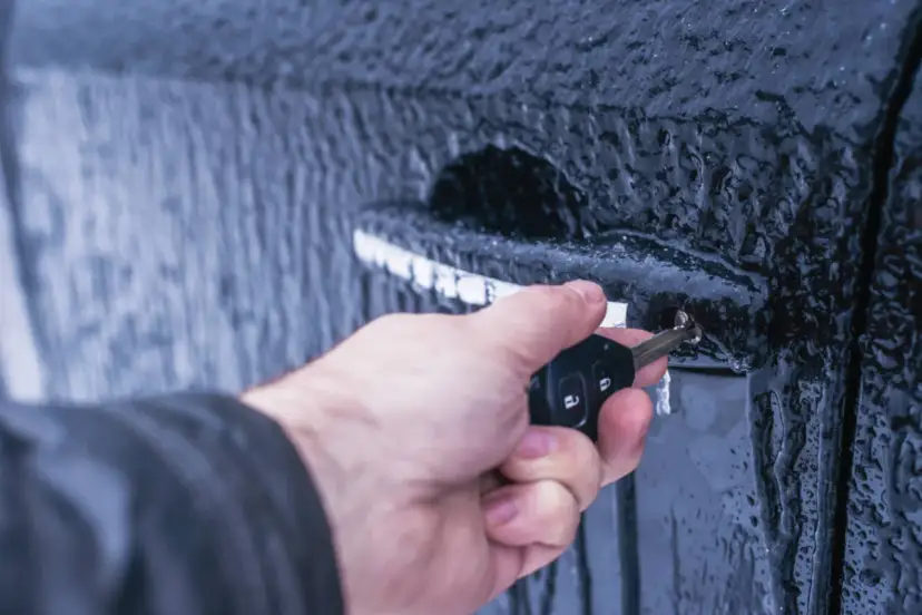 Zamarznięty zamek? Jak zabezpieczyć auto przed mrozem krok po kroku