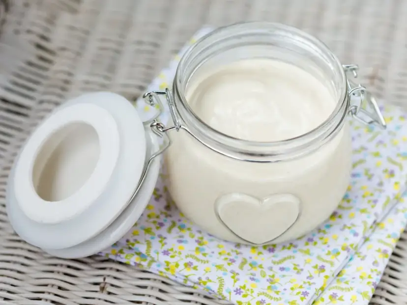 Wegański majonez z czego? Odkryj składniki, które zaskoczą smak