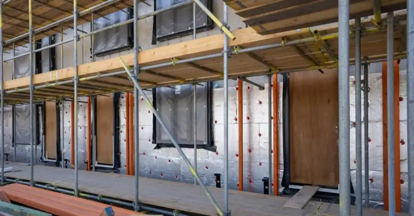 Skuteczne materiały na izolację pionową fundamentów, które chronią przed wilgocią