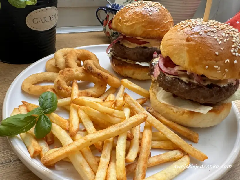 Jak zrobić burgery wołowe? Od mięsa po bułkę przepis mistrza.