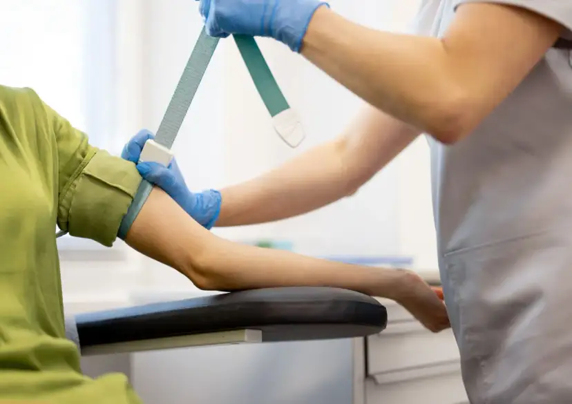 Koszt badania witaminy B12: NFZ, objawy i jak się przygotować?