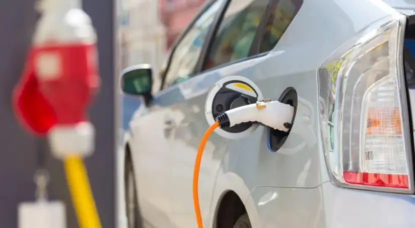 Samochód elektryczny podłączony do ładowarki. Zastanawiasz się, co ile trzeba ładować samochód elektryczny? To zależy od wielu czynników, ale zazwyczaj raz na kilka dni.