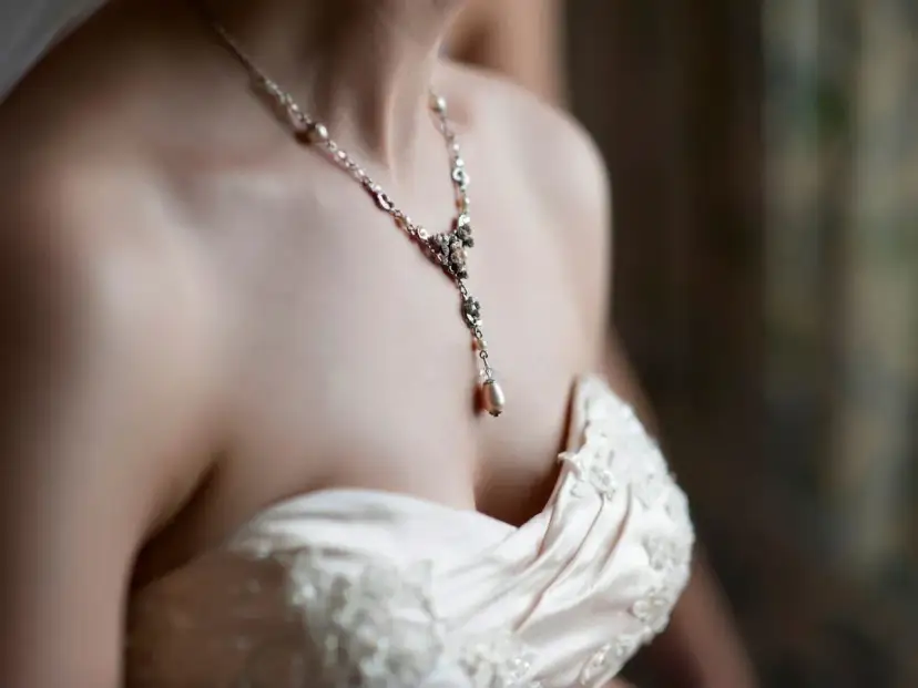 Idealna biżuteria ślubna: Sekrety dopasowania do sukni i stylu