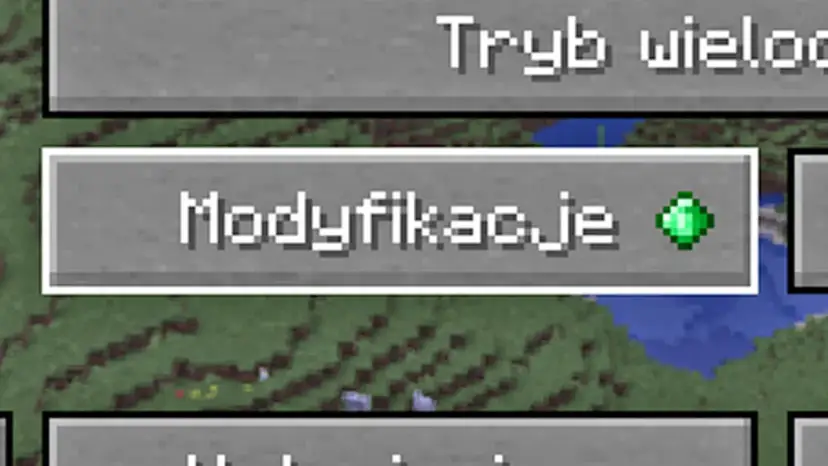 Ekran gry Minecraft z przyciskiem "Modyfikacje" i zielonym szmaragdem.