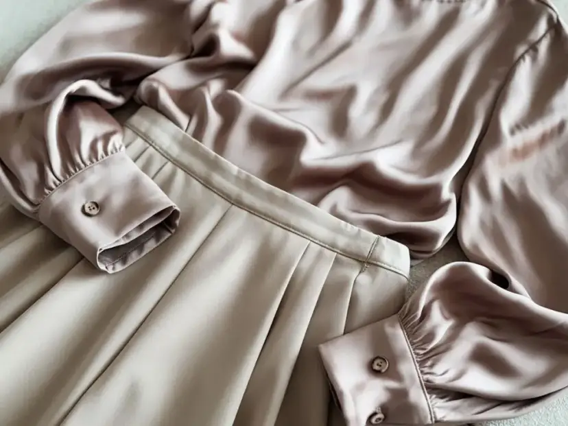 Jaką bluzkę do beżowej spódnicy wybrać, aby wyglądać stylowo?