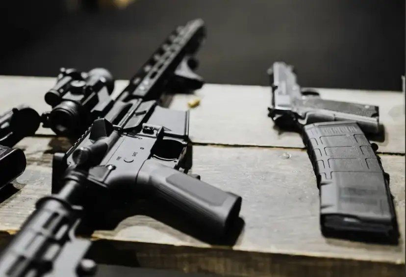 Dystrybutor broni – jakie normy i procedury mają kluczowe znaczenie?