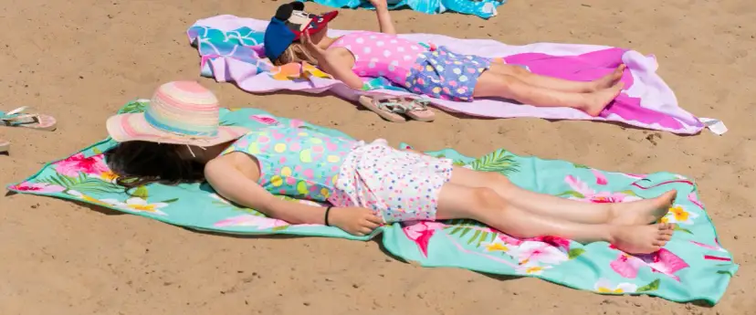 Co zabrać na plażę z małym dzieckiem, by uniknąć kłopotów?