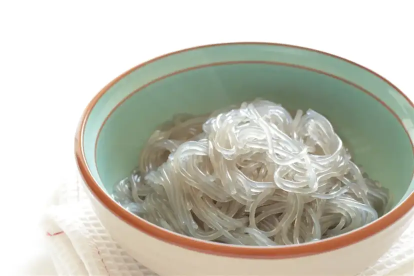 Przezroczysty makaron sojowy w misce. Dowiedz się, jak gotować makaron sojowy, aby uzyskać idealną konsystencję.