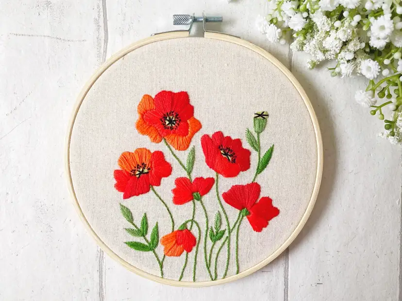 Haftowane maki na tamborku. Zobacz, jak wyhaftować kwiatka, tworząc ten piękny obrazek.