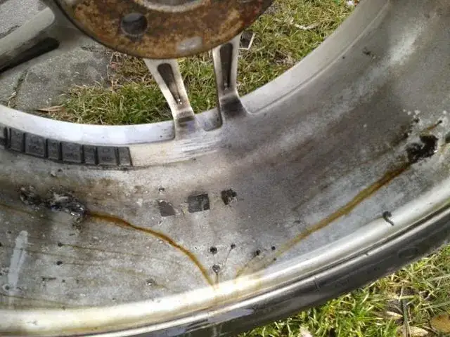 Jak usunąć asfalt z opony – skuteczne metody, które działają