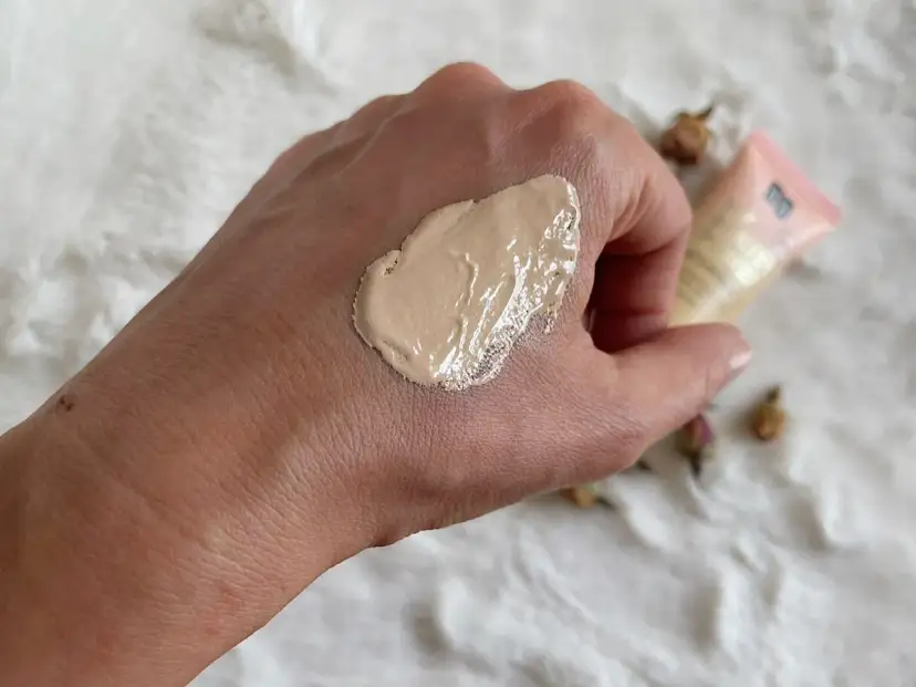 Podkład AA rozświetlający – poznaj jego zalety i opinie użytkowników