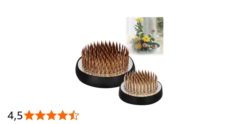 Dwa kenzany florystyczne, jeden większy, drugi mniejszy, z licznymi metalowymi igłami do tworzenia pięknych kompozycji kwiatowych.