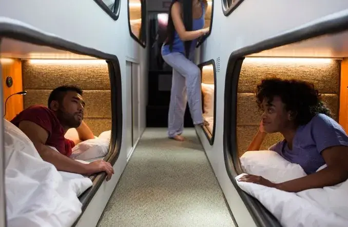 Jak wygląda autokar sypialny? Komfort i udogodnienia na długiej trasie