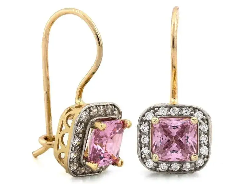 Kolczyki na biglu – co to znaczy i jakie mają zalety?