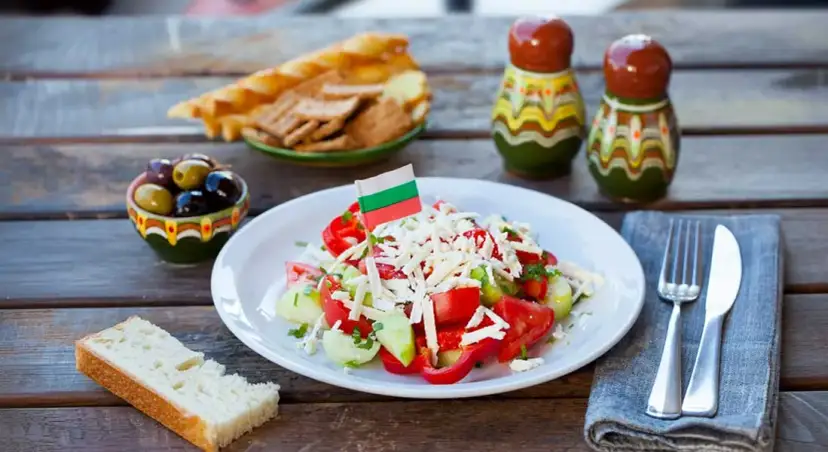 Jakie sery najlepiej pasują do sałatki szopskiej dla autentycznego smaku?