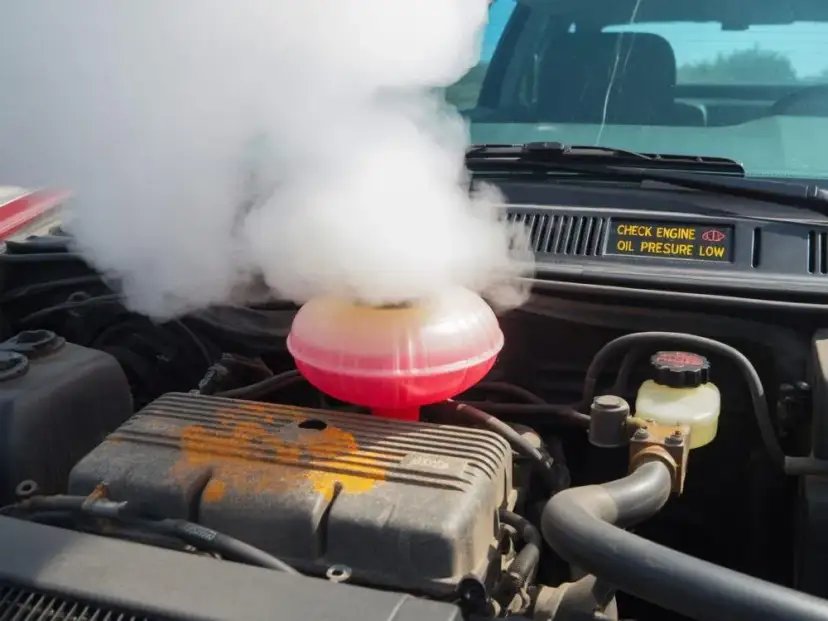 Gotuje się woda w chłodnicy? Przyczyny, diagnoza, koszty naprawy