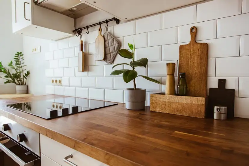 Co zamiast kafelek w kuchni? Odkryj nowoczesne i praktyczne alternatywy
