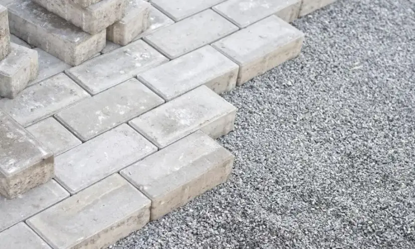 Jaki żwir pod kostkę brukową? Ekspert radzi, by nie żałować