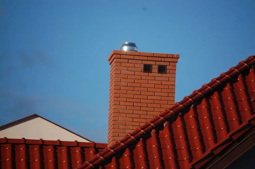 Jaki wkład do komina z cegły wybrać, by uniknąć problemów?