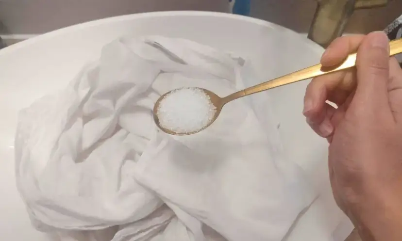 Jak wybielić białą bluzkę domowym sposobem bez chemii i wysiłku