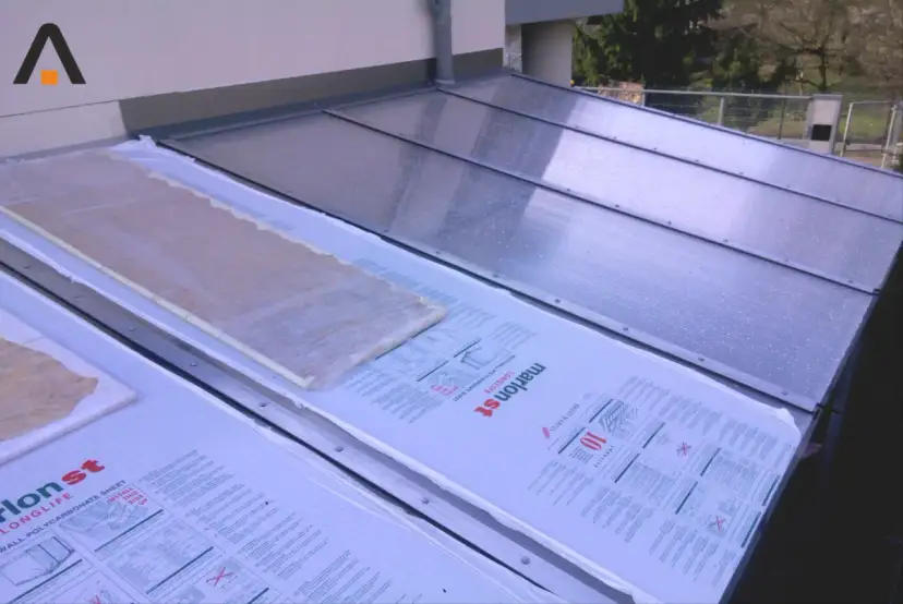 Montaż poliwęglanu komorowego: Trwałe zadaszenie krok po kroku