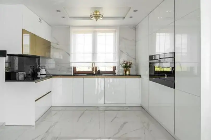 Szafki kuchenne: akryl czy lakier? Które wybrać dla siebie?