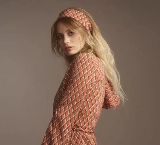 Fryzury lata 50 jak zrobić – proste sposoby na stylowe uczesania