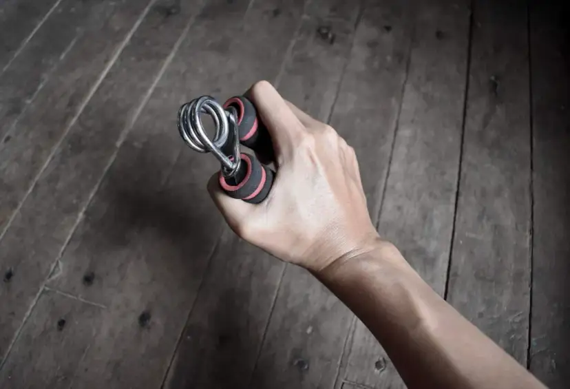 Jak ćwiczyć ze ściskaczem do rąk, aby osiągnąć lepsze wyniki