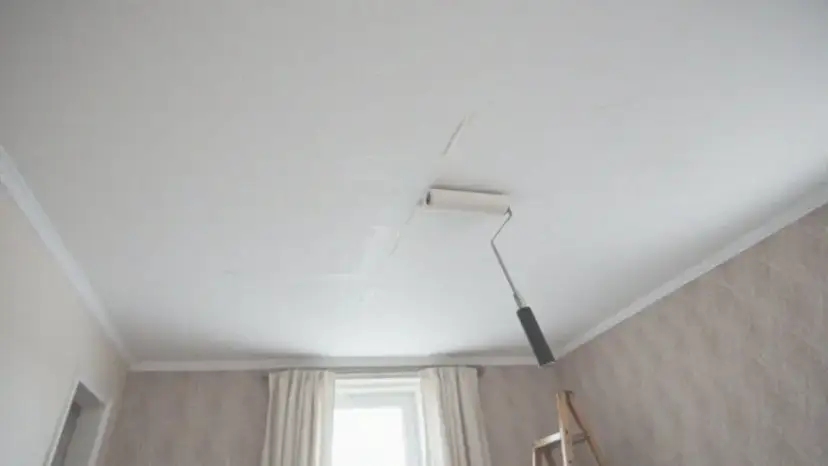 Jaka farba na nierówny sufit? Matowa czy strukturalna?