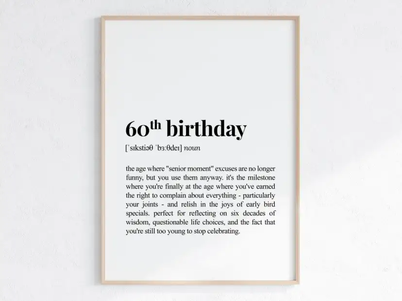 Gerahmtes Poster mit der Definition von "60. Geburtstag" in schwarzer Schrift auf weißem Hintergrund.