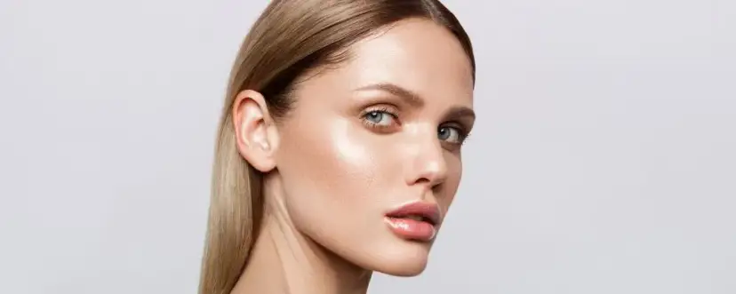 Idealny rozświetlacz do jasnej cery: Poradnik + TOP produkty