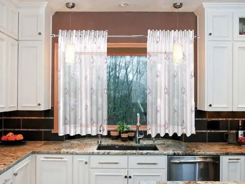 Cortinas en cocinas modernas: ¿cómo elegir estilo y durabilidad?