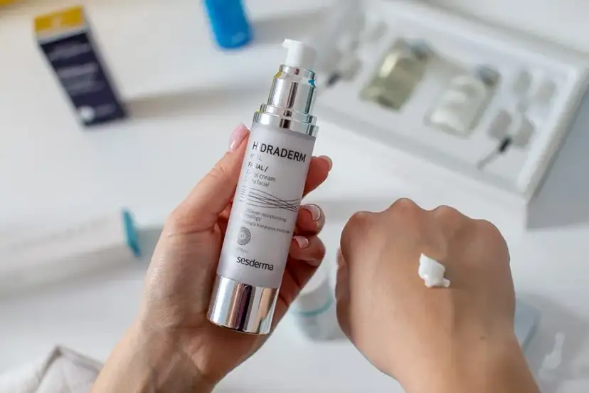 Kwas hialuronowy: czy się wchłania? Kosmetyki czy wypełniacze?