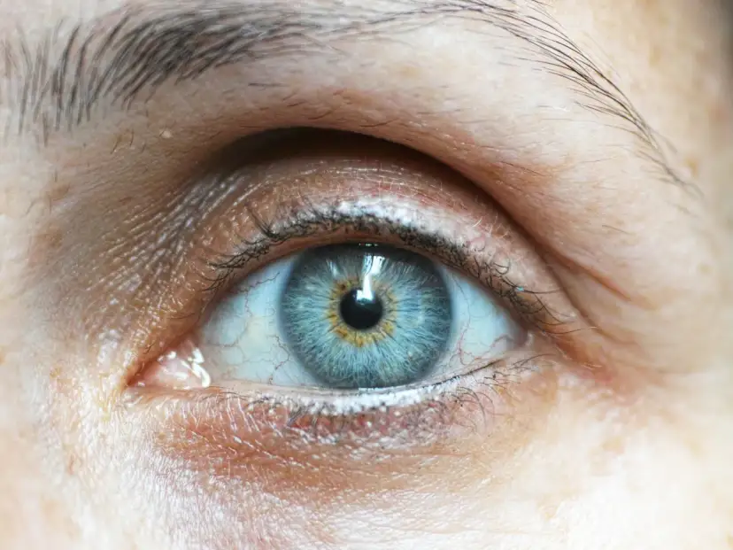 Objawy zaćmy u seniora: rozpoznaj i odzyskaj ostry wzrok!