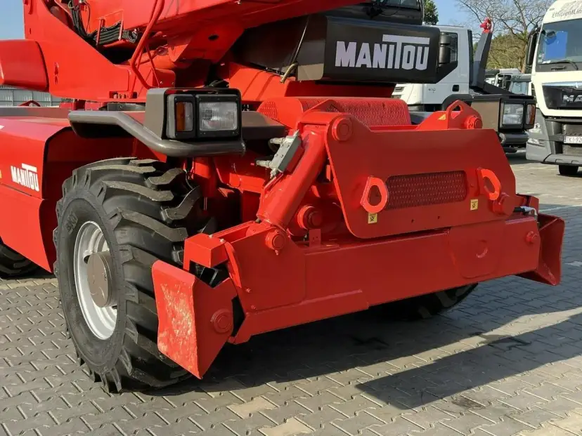 Czerwony ładowarka Manitou MRT 2150. Szczegółowe dane techniczne tej maszyny budowlanej są kluczowe dla jej efektywnego wykorzystania.