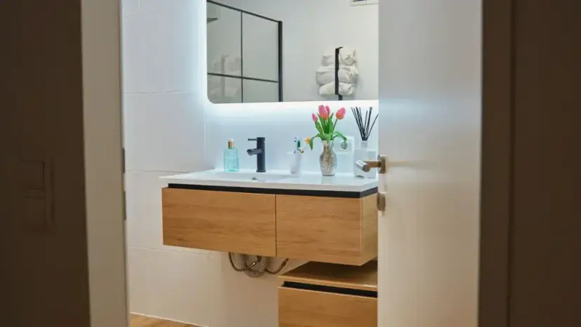 Instalar luz espejo baño: Guía segura y paso a paso (REBT y IP44)