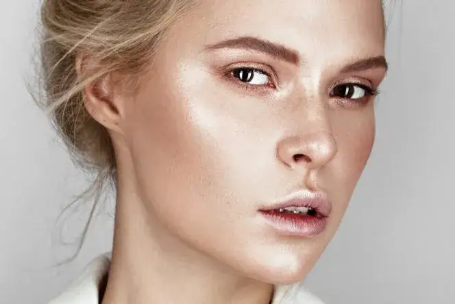 Jak rozświetlić cerę? Kompleksowy poradnik Adrianny Kaczmarek